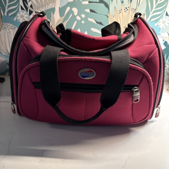 American Tourister Handbags - American Tourist PINK Travel CarryOn Overnight Bag Duffle Bag Gym Bag 14"x12"x9"